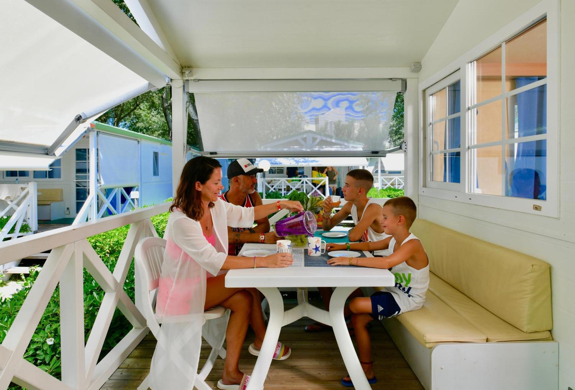 Isamar Holiday Village Ca Lino Buitenkant foto Family at a table